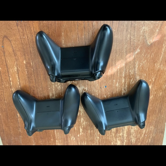 Xbox One with 3 Games and 3 Controllers - Picture 5 of 8